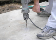 ⑥基礎への金具用穴あけ